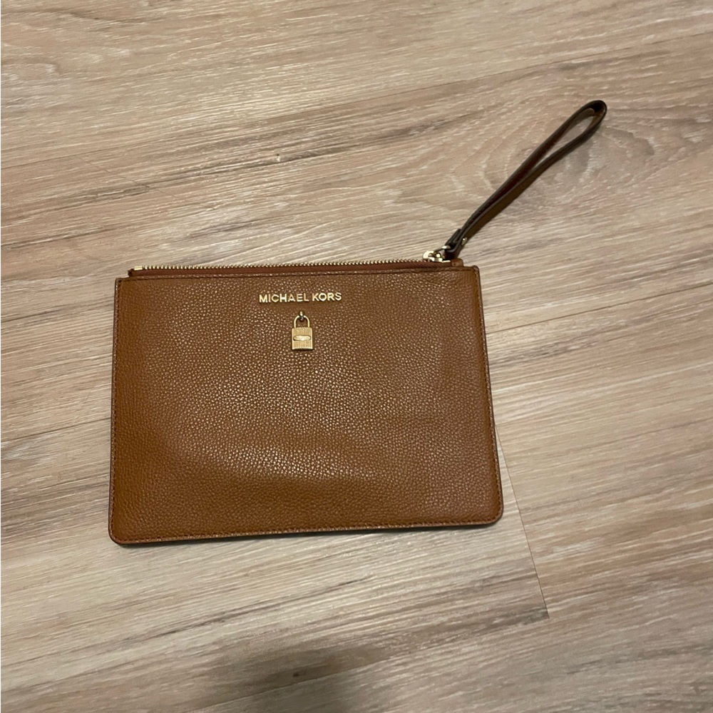 Michael Kors wristlet. - Picture 1 of 3